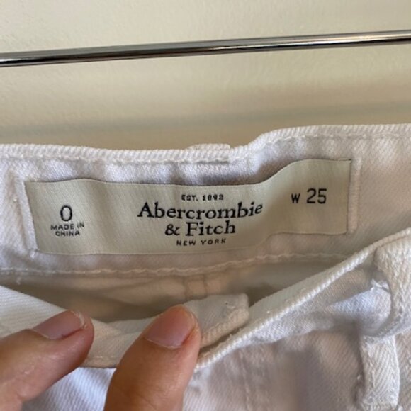 Z1018 Abercrombie & Fitch Women's White Shorts - Picture 2 of 4